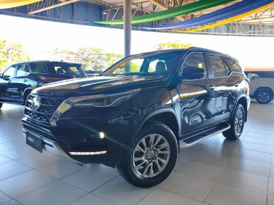 TOYOTA HILUX SW4 2.8 D-4D TURBO DIESEL SRX 7L 4X4 AUTOMÁTICO